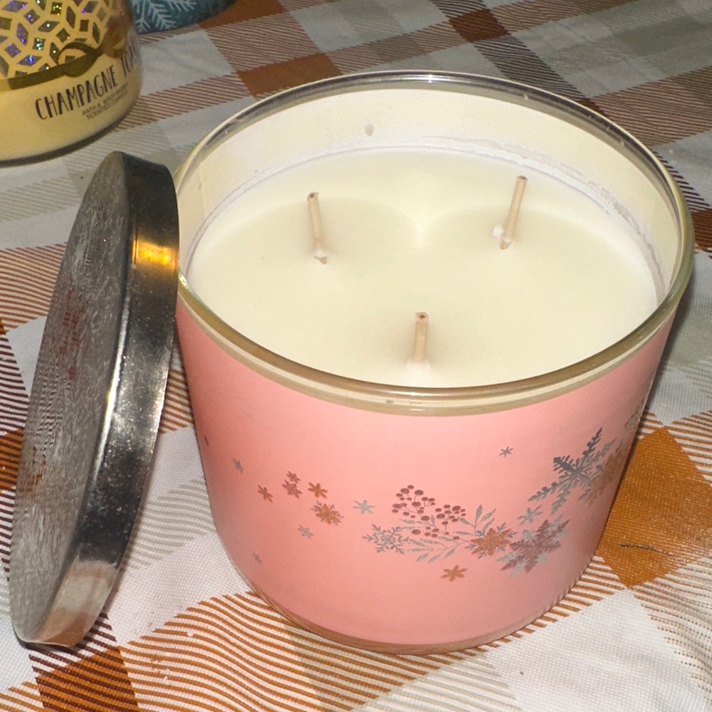 Bath & Body Works Champagne Toast Candle - Pink and Red - Picture 3 of 3